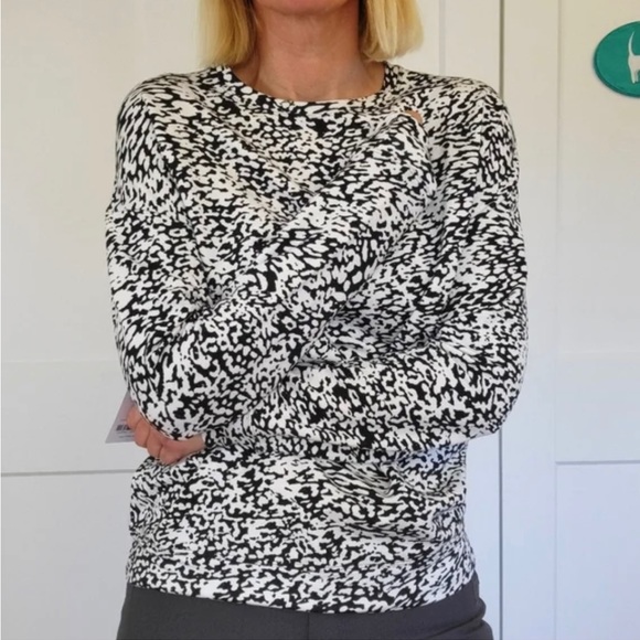 Athleta Tops - ATHLETA Balance Printed Pullover Ocelot Spot White, Sz XL